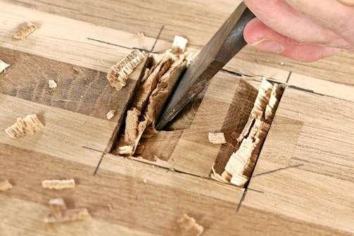 Taltat: Aseta taltan litteä puoli millin verran viivan sisäpuolelle, pidä talttaa pystysuorassa ja lyö. Käännä litteä puoli alaspäin, laske taltta vinoon ja lyö keskeltä reunoja kohti. Jatka samaa joka suunnasta. Taltat: Aseta taltan litteä puoli millin verran viivan sisäpuolelle, pidä talttaa pystysuorassa ja lyö. Käännä litteä puoli alaspäin, laske taltta vinoon ja lyö keskeltä reunoja kohti. Jatka samaa joka suunnasta.